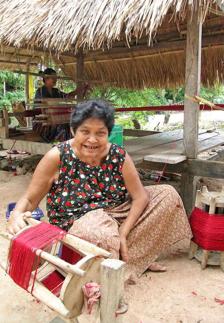 tisseuse dans l'Est de la Thailande