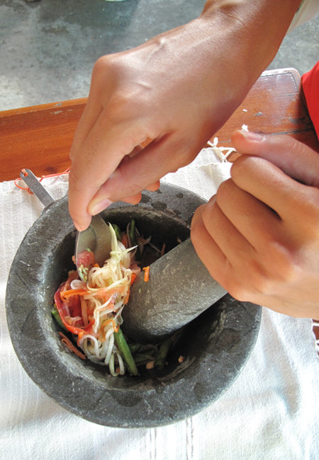 participants à un cours de cuisine en Thailande