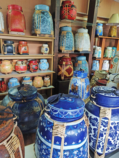 Ventilateurs Colorés Thaïlandais Traditionnels à Vendre Dans L'atelier De  Chiang Mai, Thaïlande