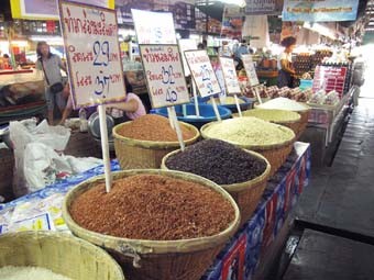 Différents choix d'épices sur un marché thaïlandais