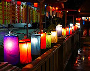 Lanternes illuminées pour la fête des lumières en Thaïlande