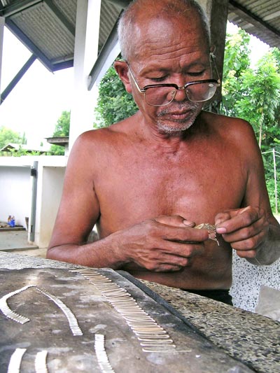 artisan travaillant l'argent dans l'Isan