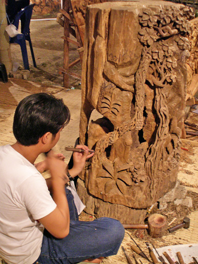 sculpteur sur bois en thailande
