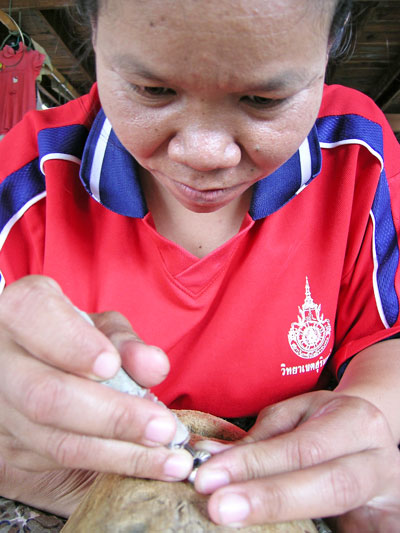femme fabriquant des bijoux en argent en thailande