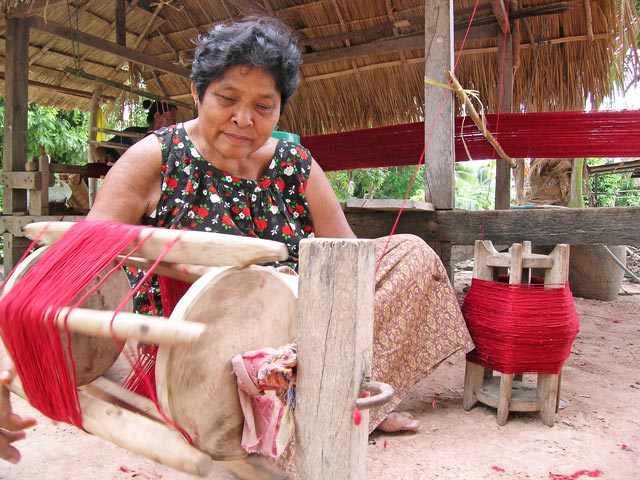 femme d'une coopérative de tisseuses en thailande