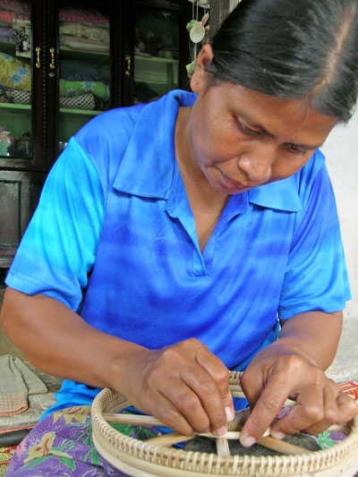 femme en train de tisser de la vannerie en thailande