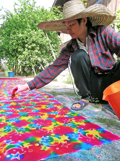 femme travaillant du papier d'écorce de murier en thailande