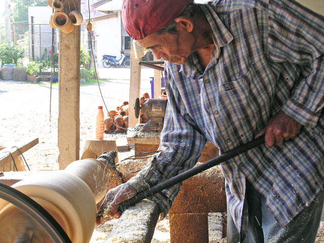 homme fabriquant un tambour en thailande