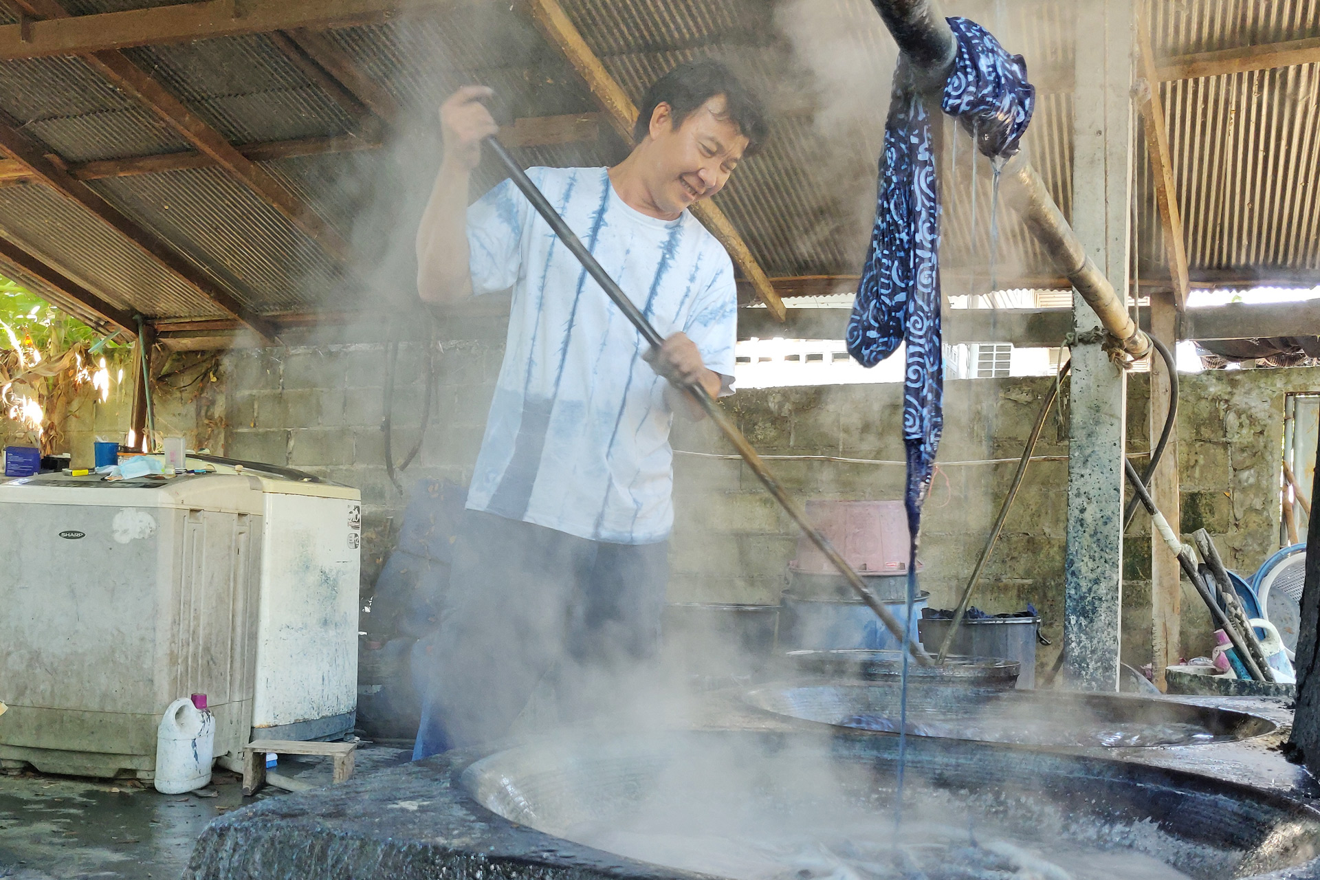 artisan effectuant une teinture indigo en Thailande