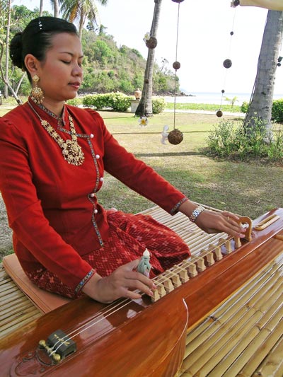 musicienne instrument traditionnel thailande