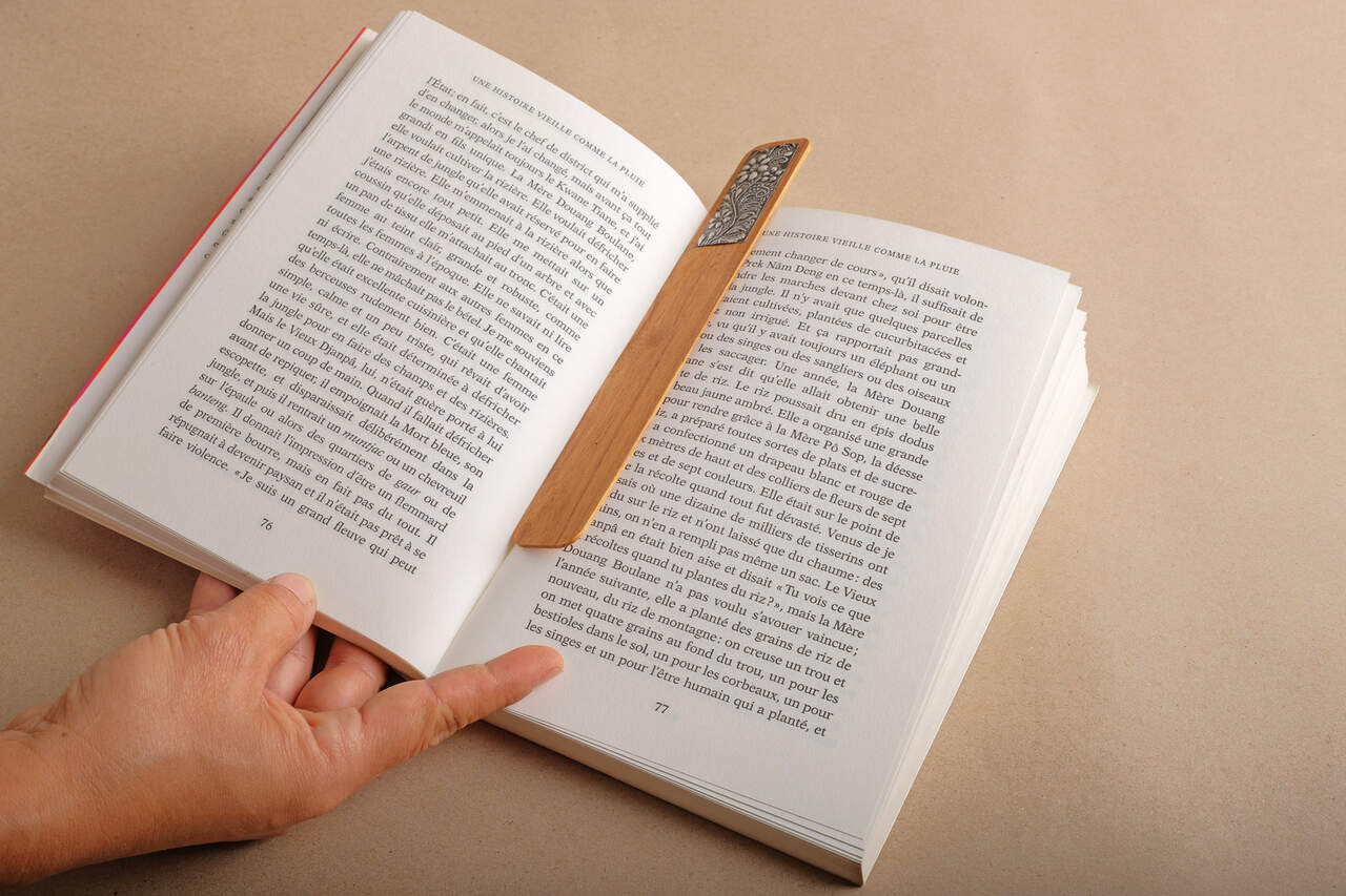 Marque-page thailandais dans un livre