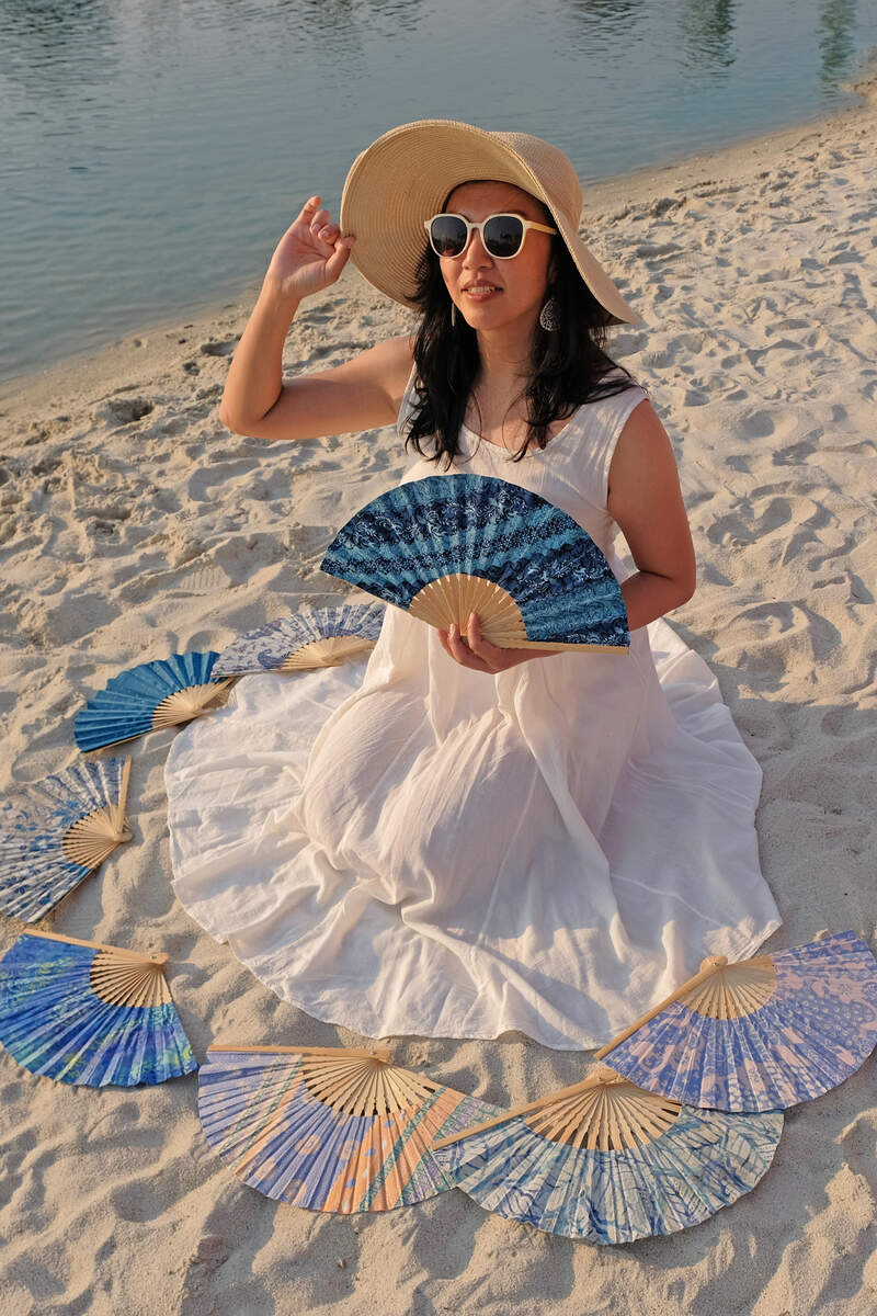femme thailandaise presentant des éventails