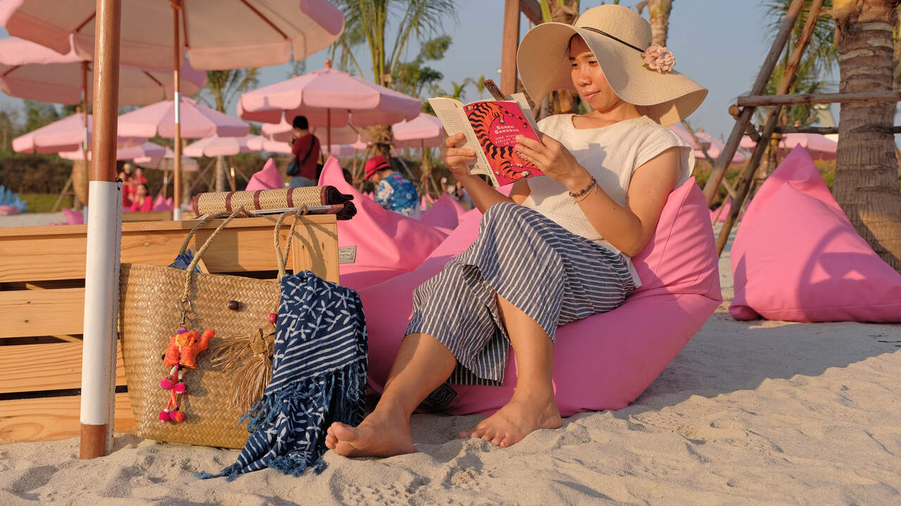 jeune femme thailandaise avec ses affaires de plage