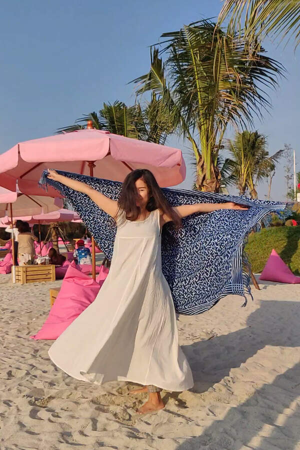 fille avec pareo à la plage