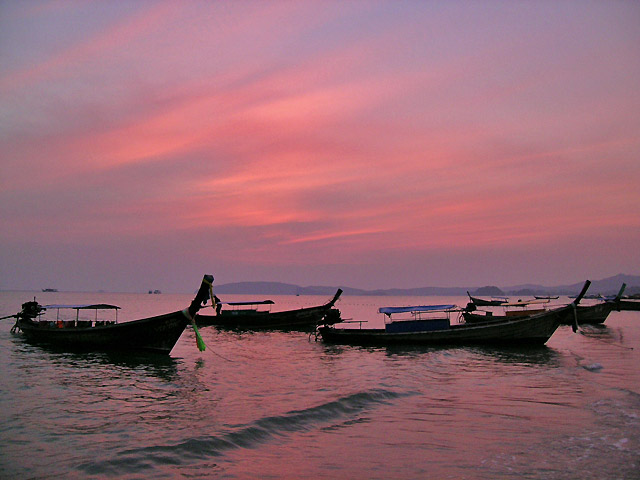 bateaux sur la côte d'Andaman en Thailande