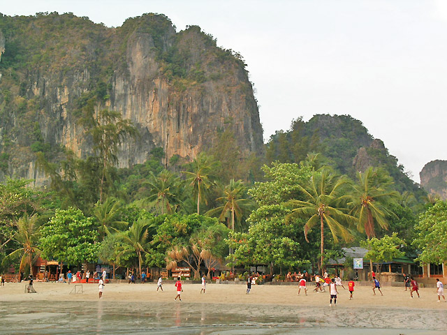 football à Railay en Thailande