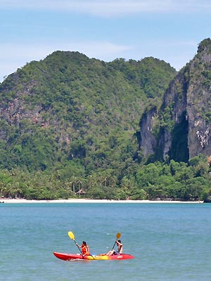 activités sportives kayak sur la côte d'Andaman en Thailande