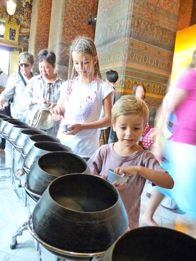 enfants dans un temple bouddhiste