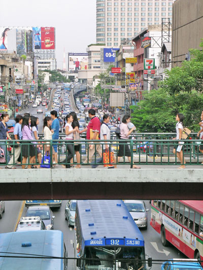 passants dans une rue de bangkok thailande