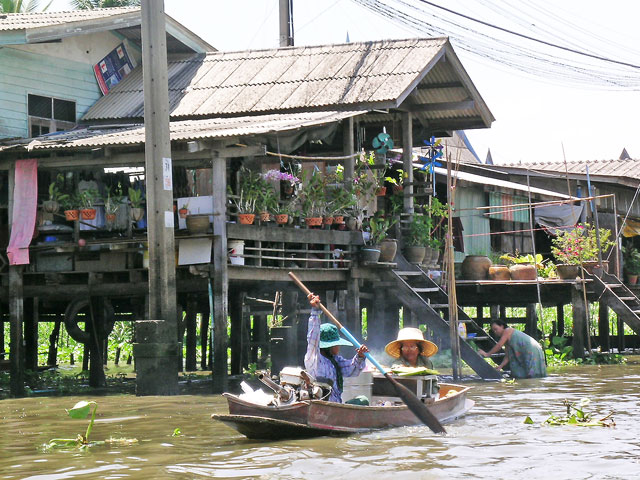 vendeuse en barque canal bangkok