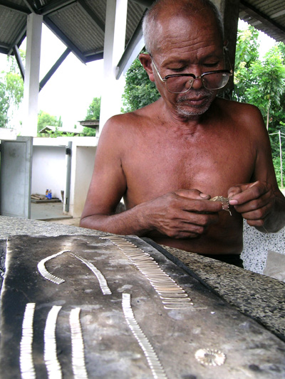 artisan de l'argent  dans l'Isan en Thailande
