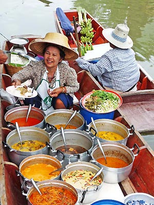 vendeuse repas marché flottant thailande