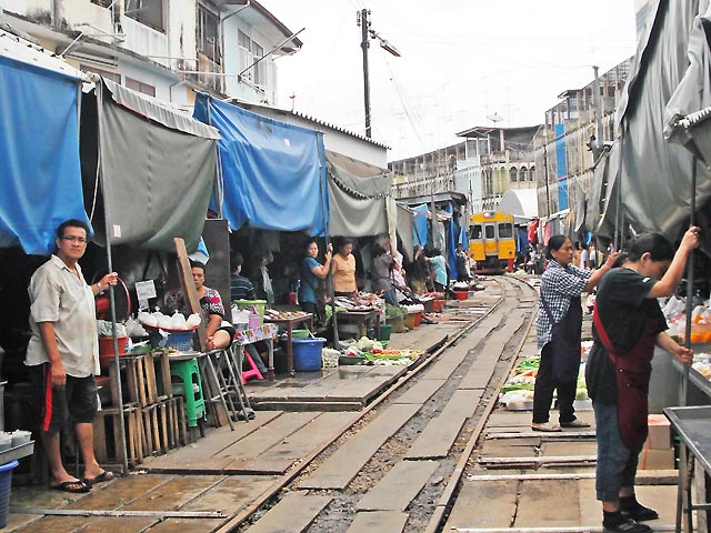 train marché thailande