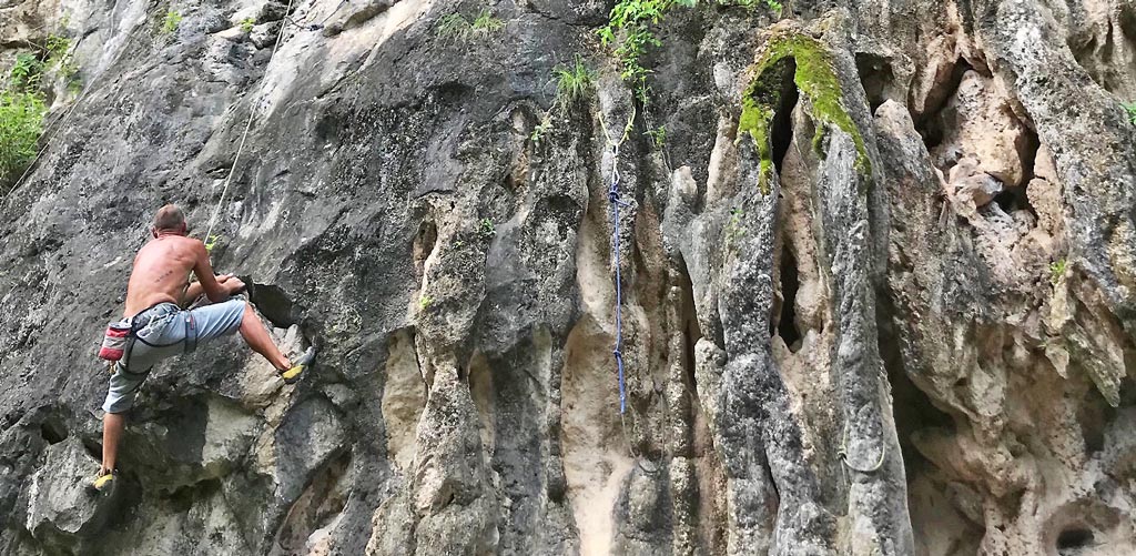 touriste pratiquant l'escalade en Thailande