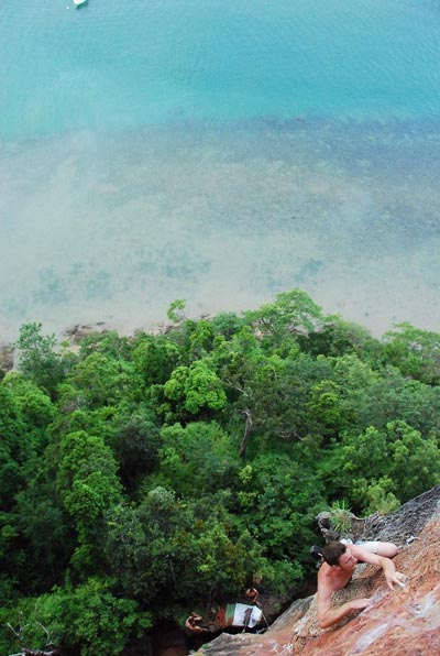 touriste pratiquant l'escalade avec Krabi Rock Climbing