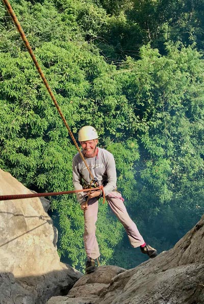 touriste pratiquant l'escalade avec Chiang Mai Rock Climbing Adventures (CMRCA)