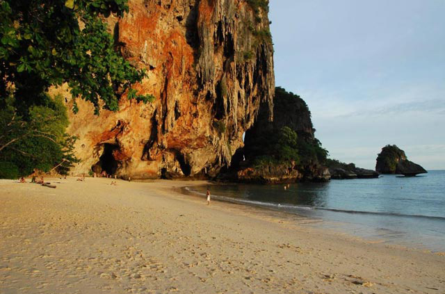 touriste pratiquant l'escalade en Thailande avec Krabi Rock Climbing