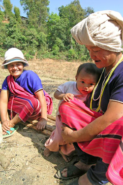 femmes karens en habit traditionnel en Thailande