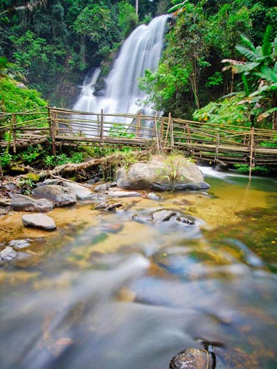 cascade du parc Doi Inthanon en thailande