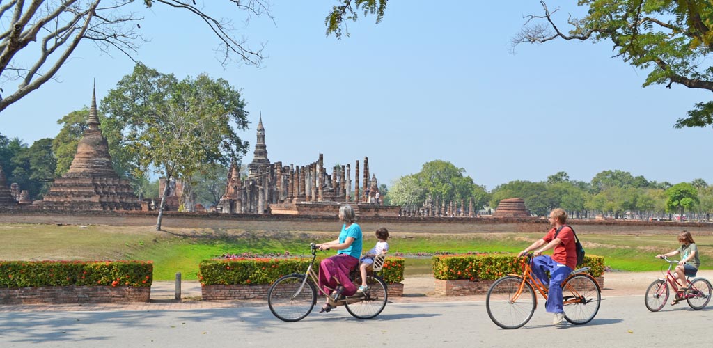 vélo en famille au parc historique de Sukhothai